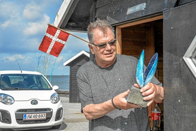 Kunstneren Harald Welling foran sit ”lille sorte hus” på havnen, hvorfra han sælger muslinger og keramik om sommeren. Foto: Mogens Lynge
