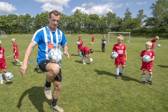Jeppe Svenningsen hyggede sig med børnene. Han husker selv tilbage på de oplevelser, han havde med fodbold, da han var barn.