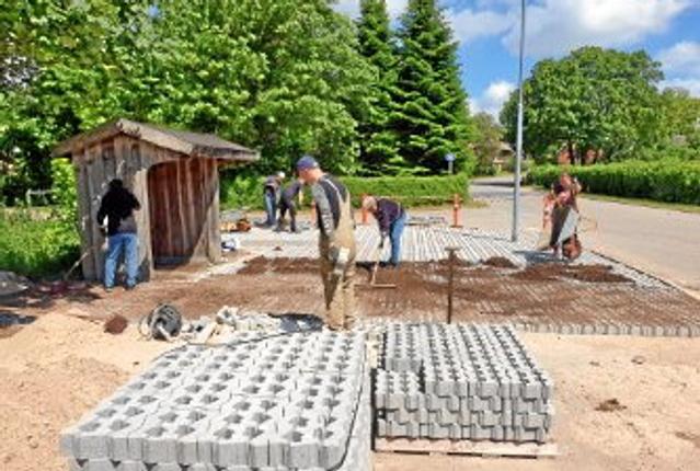 14 lokale frivillige har fordelt over tre dage stået for at anlægge første etape af det nye bytorv i Askildrup. Privatfoto