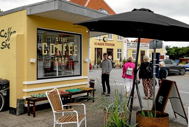 Torsdag den 1. Juli slog en ny kaffebar dørene op til i den lille bygning på ved Skagen Station. Foto: Peter Jørgensen