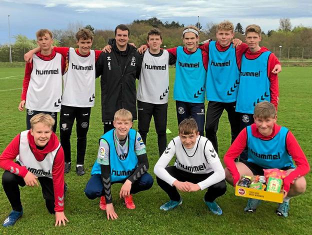 Mathias´holdkammerater på If Skjold Sæbys U17, snart U19 drenge, glæder sig alle på Mathias vegne og håber, at han når rigtig langt. Fra venstre i bagerste række: Noah, Frederik, træner Jacob Thomsen, Mads, Elias, Mathias og Gustav. Siddende fra venstre Mathias, Philip, Noah og Dennis. Foto: Lisa Farum Kristiansen