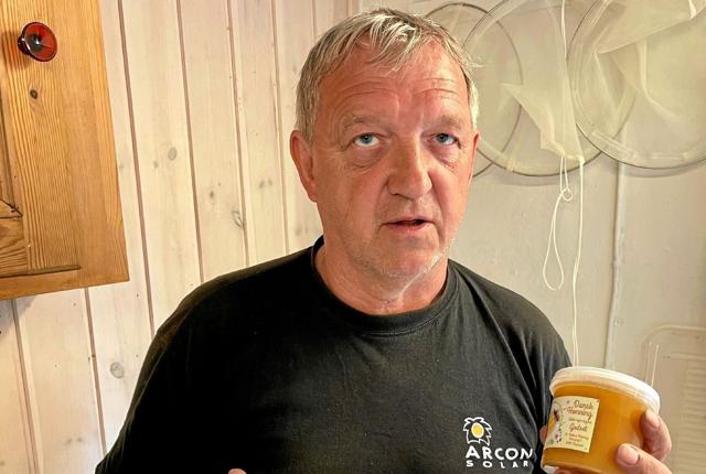 Bjarne Nielsen med den lækre honning. Foto: Helge Søgaard