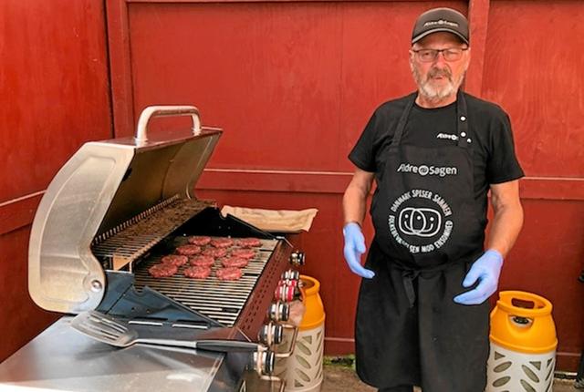 Grillmester Kjeld sørgede for masser af kød fra grillen. Privatfoto