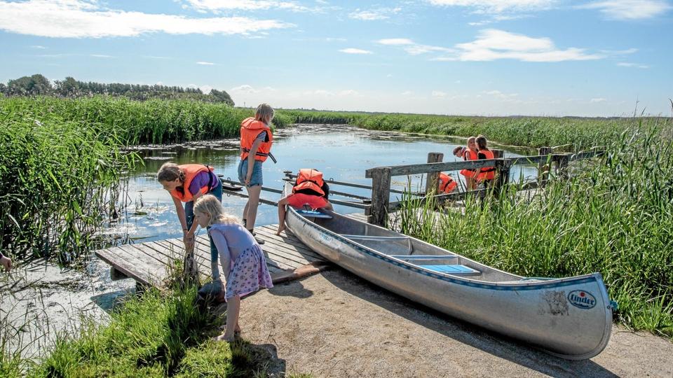 Ranum Efterskole benytter sine kanoer på Vilsted Sø. Skoler og foreninger i området låner dem ofte.  <i>Arkivfoto: Mogens Lynge</i>