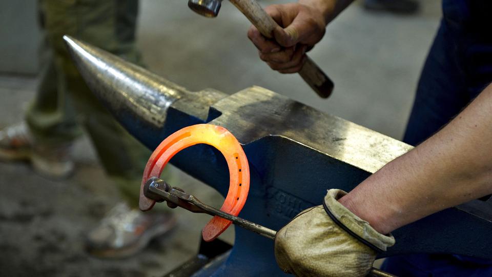 Landets største hesteskogrossist, firmaet Ib Jessen Aps i Kolding, frygter leveringsproblemer, hvis et russisk gasstop bliver en realitet. En anden grossist mener, at frygten er overdrevet. (Arkivfoto). <i>Henning Bagger/Ritzau Scanpix</i>