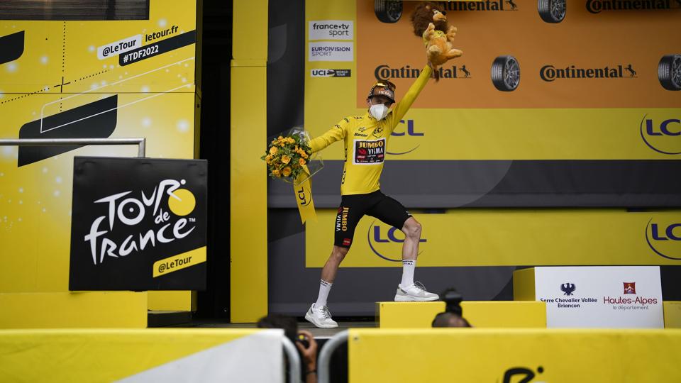 Jonas Vingegaard kører sin første dag i den gule trøje torsdag, hvor etapen slutter på Alpe d'Huez. <i>Thibault Camus/Ritzau Scanpix</i>