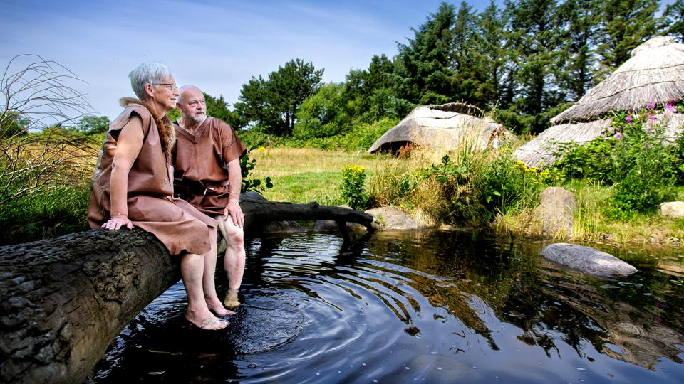 Jonna og Gert har taget familien med på ferie i stenalderen.  <i>Foto: Torben Hansen</i>