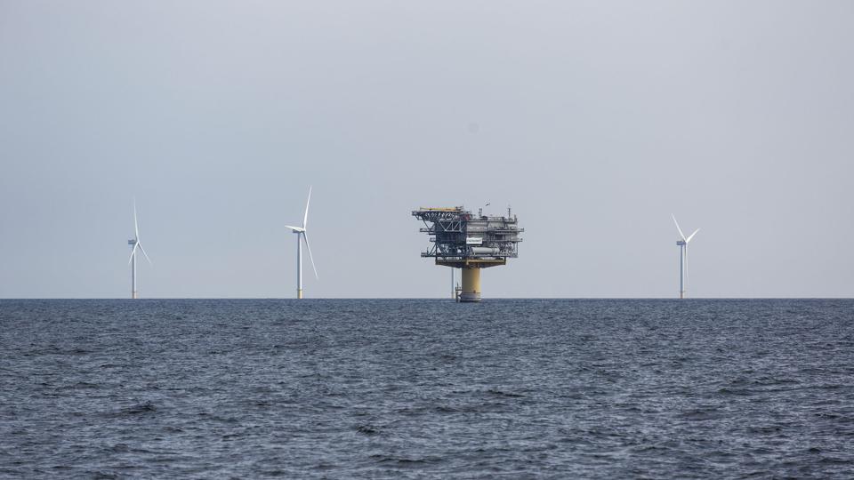Havvindmølleparken Kriegers Flak (på billedet) ligger i Østersøen mellem Danmark, Sverige og Tyskland. Efter den blev sat i drift i september sidste år, har man oftere set et produktionsoverskud af strøm i Østdanmark, siger konsulent fra Green Power Denmark til Børsen. <i>Olafur Steinar Gestsson/Ritzau Scanpix</i>