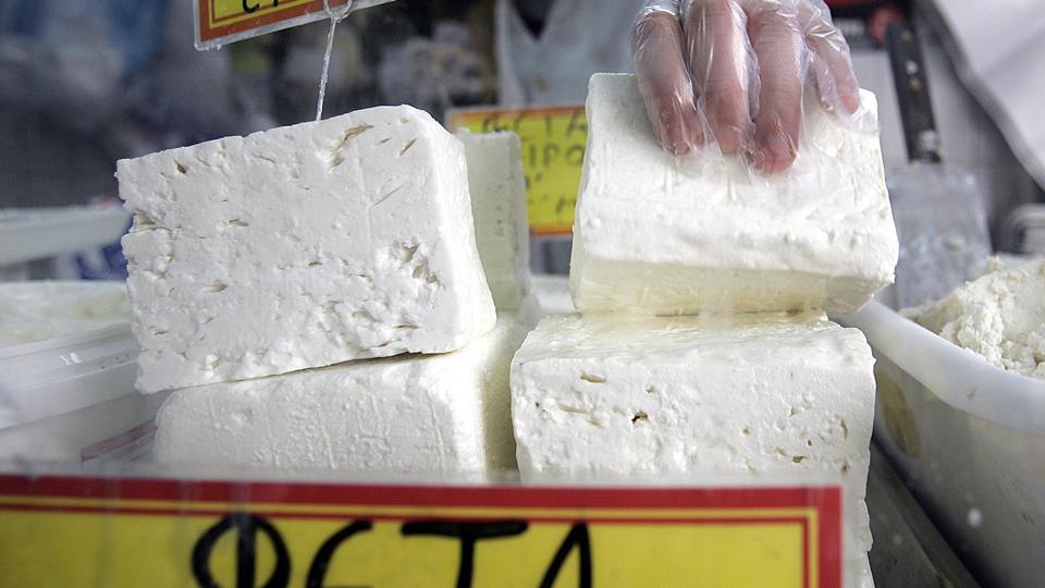 Grækenland og Cypern må kalde den hvide ost, der ofte bruges i salater, for feta. Det må danske mejerier, der producerer lignende ost ikke, selv om det eksporteres til tredjelande. (Arkivfoto). <i>Aris Messinis/Ritzau Scanpix</i>