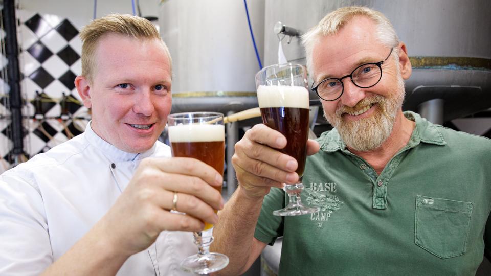 Restaurant Bryggen har i samarbejde med Knud Øllgaard, der er uddannet diplombrygger, skabt to nye ølvarianter. Nye øl fra makkerskabet, der har skabt otte forskellige øl siden 2019.  <i>Foto: Bo Lehm</i>