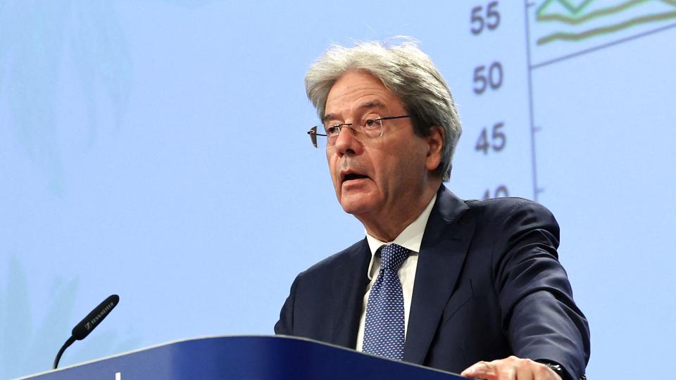 EU-Kommissionen forventer lavere vækst i år og næste år som følge af krigen i Rusland, der har ført til stigende priser på energi og fødevarer, siger EU-kommissær for økonomi, Paolo Gentiloni. <i>Francois Walschaerts/Ritzau Scanpix</i>