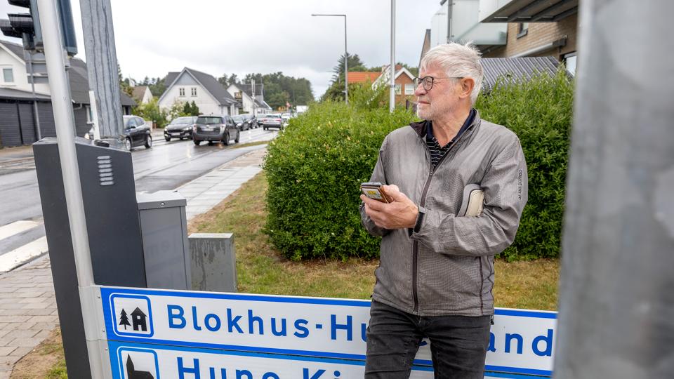 Lyskrydset i Hune får stærkere følelser frem hos lokale end selv den bedste feriekrimi. Svend Tøfting kan ikke fjerne bilkøerne, men arbejder intenst på at få trafikken til at glide lettere. <i>Foto: Lars Pauli</i>
