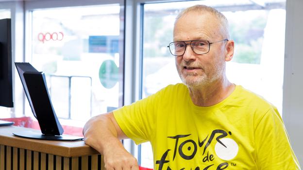 - Hele Hillerslev er stolte af ham, og vi kommer da helt sikkert også til at skulle se så meget cykelløb som muligt de næste dage, siger brugsuddeler Ole Pedersen. <i>Foto: Bo Lehm</i>