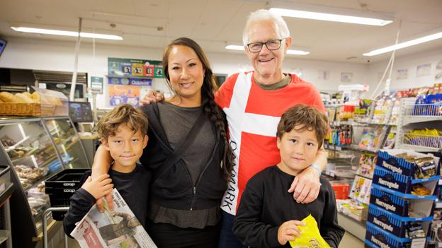 Anne Nørregaard, sønnerne Johan og Mads samt deres morfar var blandt de glade gæster i Dagli' Brugsen, der fik råbt og sunget Jonas Vingegaards navn. <i>Foto: Bo Lehm</i>
