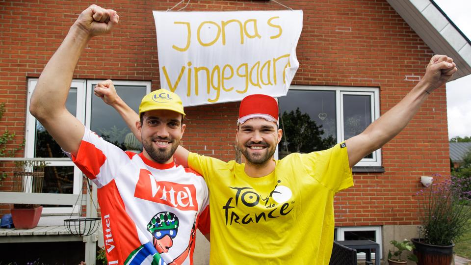 Brødrene Lasse og Mikkel Aggerholm er blandt de indbyggere i Hillerslev, der følger lidt ekstra godt med i årets Tour de France. - Det er vildt, at det er en dansker, der gør det så godt, og at han så er fra Hillerslev gør det bare endnu vildere, siger de to brødre. <i>Foto: Bo Lehm</i>