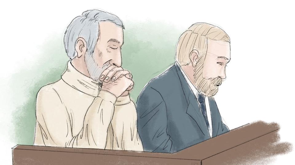 Hamid Noury, som ses til venstre på denne tegning fra retssalen, har fastholdt, at han arbejdede ved et andet fængsel på tidspunktet for henrettelserne. (Arkivfoto). <i>Anders Humlebo/Ritzau Scanpix</i>