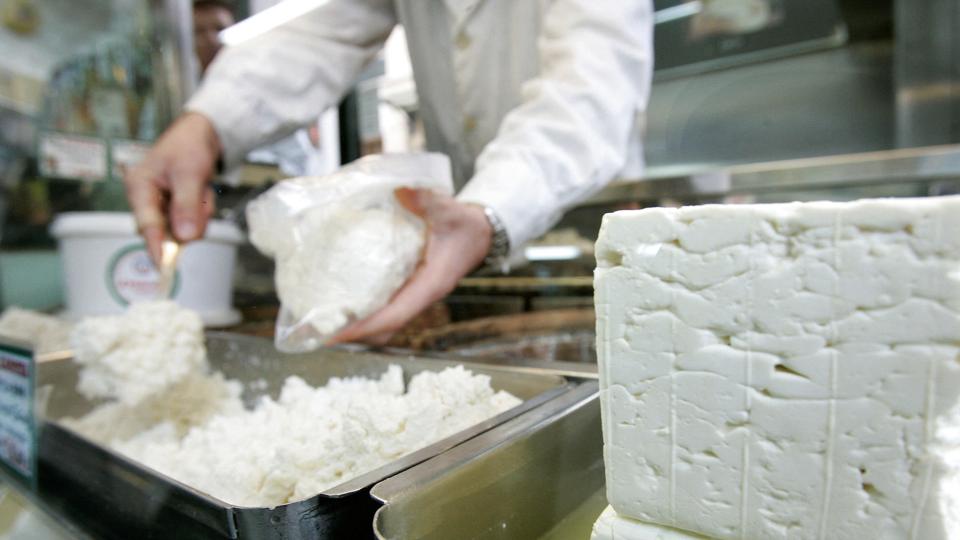 Grækenland og Cypern må kalde den hvide ost, der ofte bruges i salater, for feta. Det må danske mejerier, der producerer lignende ost ikke, selv om det eksporteres til tredjelande. (Arkivfoto). <i>John Kolesidis/Reuters</i>