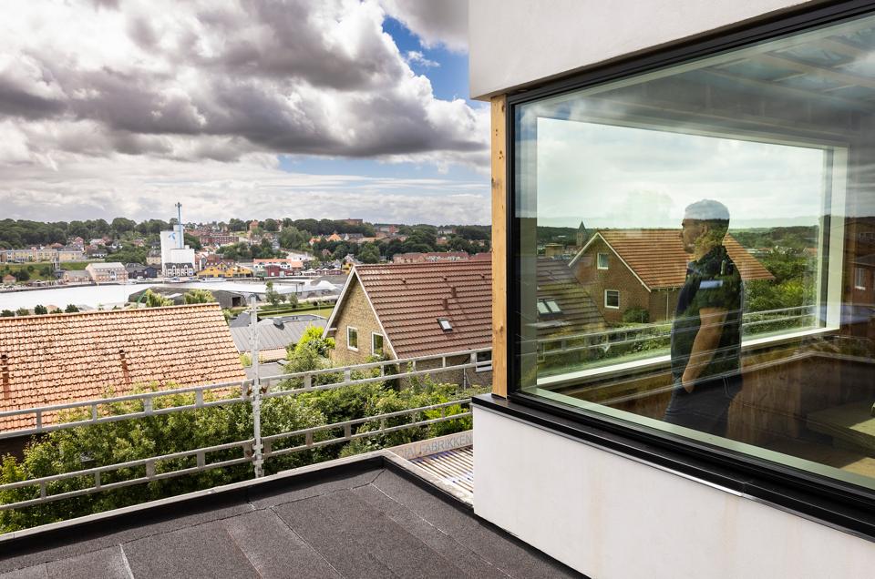 Tømrermester Adrian Bramsen er ved at ombygge villaen på Højdevej i Hobro, hvorfra de kommende beboere får en fantastisk udsigt. En genbo er til gengæld utilfreds med, at han mister noget af sin udsigt til byen. <i>Foto: Claus Søndberg</i>