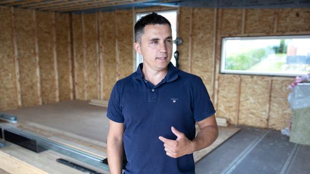 37-årige Adrian Bramsen driver eget tømrerfirma. Han er eneste mand i firmaet, men lejer assistance efter behov. <i>Foto: Claus Søndberg</i>