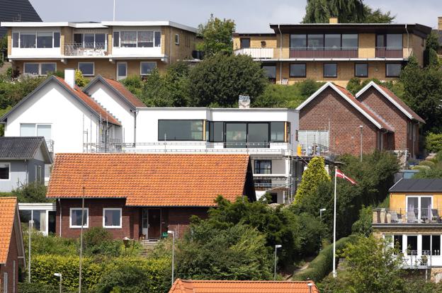 Højdevej 13 er det hvide hus med fladt tag, som det ser ud i dag. <i>Foto: Claus Søndberg</i>