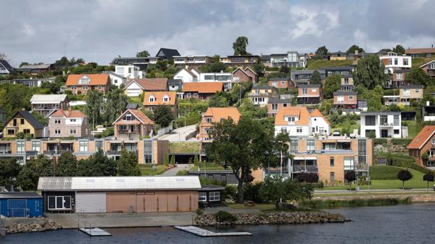 Mange villaer på Hobros skrænter har flot udsigt over by og fjord. <i>Foto: Claus Søndberg</i>