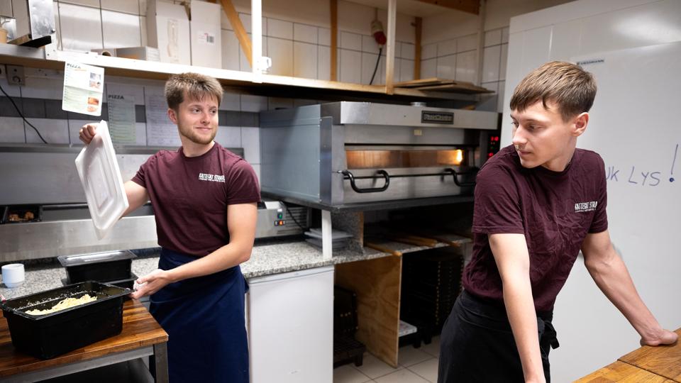 Fra venstre er det 21-årige Michael Andersen og 22-årige Jonas Berg. Kammeraterne søgte jobbet, fordi der var mulighed for overnatning. <i>Foto: Claus Søndberg</i>