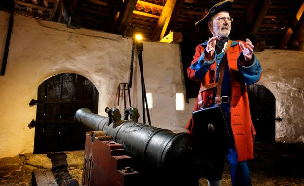 Kanonen her er lavet i Frederiksværk i 1766. Den vurderes at kunne skyde en 300-400 meter, og den virker den dag i dag. <i>Foto: Torben Hansen</i>