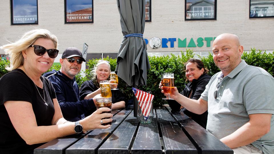 Nordmænd sætter deres præg på Frederikshavn i den her uge, hvor der er fodboldturnering. Her en gruppe fra Sandefjord, Store Bergan på Cafe Empire i midtbyen. De nyder at gå op og ned af den fine gågade og hygger sig meget. <i>Foto: Torben Hansen</i>