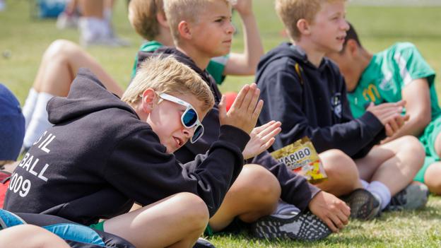 Børn og unge fra Europa, USA, Mellemøsten og Sydamerika er i Frederikshavn for at spille og se fodbold. <i>Foto: Torben Hansen</i>