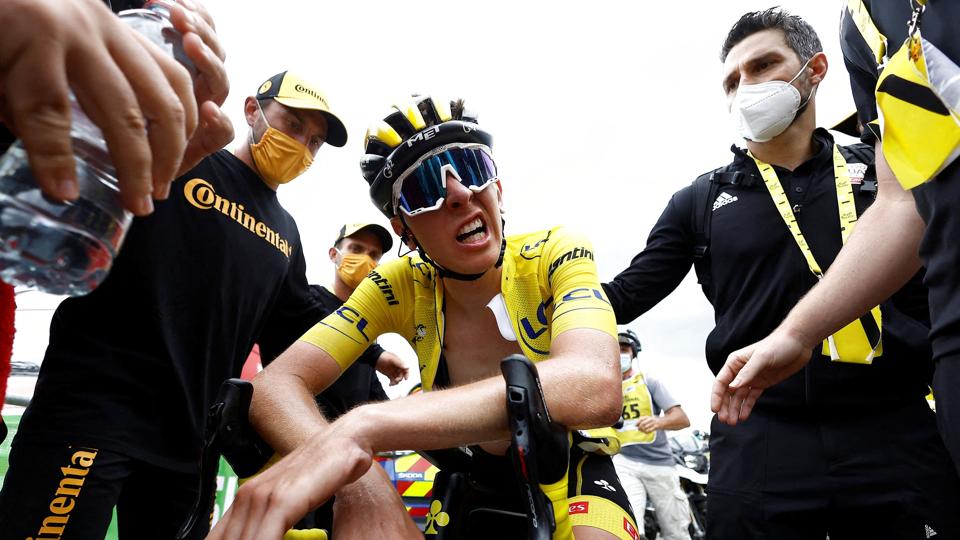 Tadej Pogacar var helt færdig, da han nåede toppen af Col du Granon onsdag. Han er dog stadig med i Touren modsat holdets manager. <i>Christian Hartmann/Reuters</i>