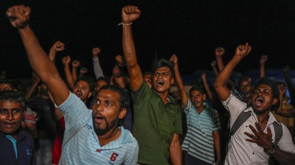 Demonstranter i Sri Lankas hovedstad jublede, da de torsdag hørte, at præsident Gotabaya Rajapaksa har sendt en e-mail og et brev, hvori han bekræfter, at han træder tilbage fra sit embede. Præsidenten flygtede tidligere på ugen fra uroligheder i hovedstaden Colombo. <i>Rafiq Maqbool/Ritzau Scanpix</i>