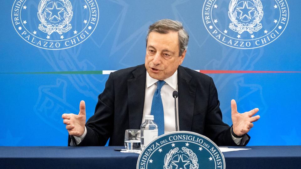 - Jeg meddeler hermed, at jeg senere i aften vil indgive min afskedsbegæring til præsidenten, sagde den italienske premierminister, Mario Draghi, tidligt torsdag aften. <i>Mauro Scrobogna/Ritzau Scanpix</i>