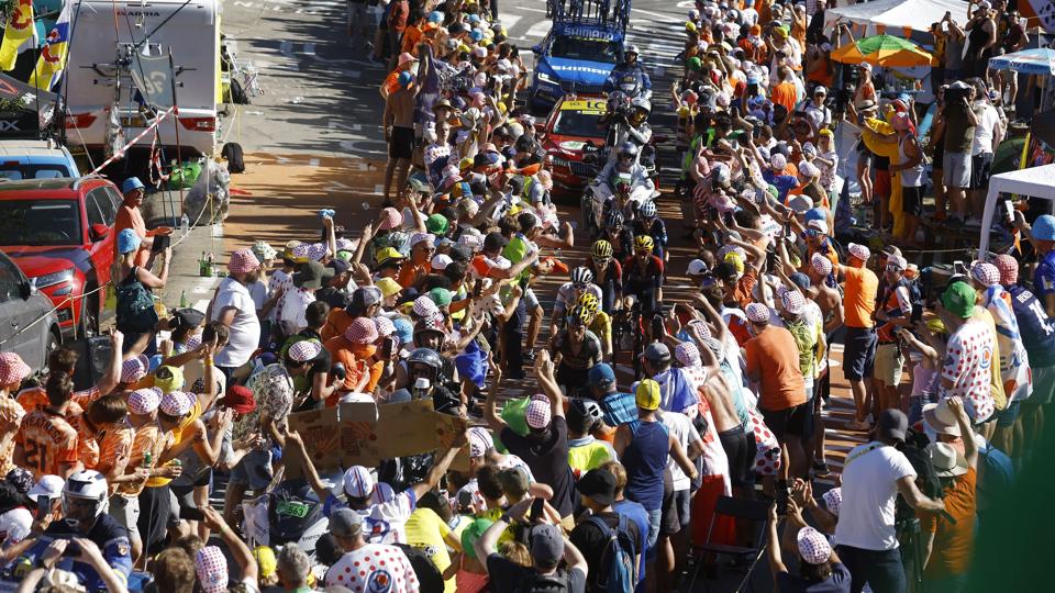 Enorme menneskemængder havde taget opstilling langs vejen på 12. etape, der gik over tre bjerg uden for kategori. <i>Gonzalo Fuentes/Reuters</i>