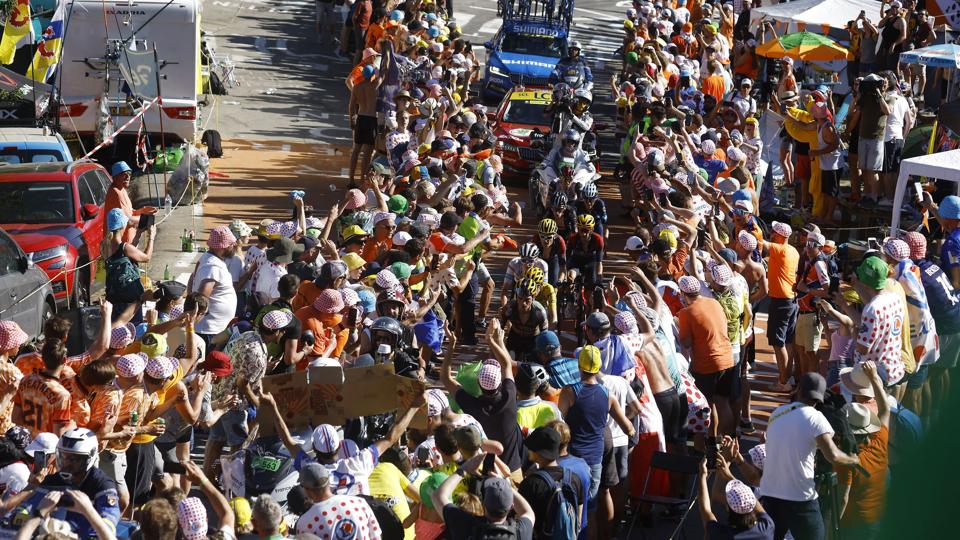 Enorme menneskemængder havde taget opstilling langs vejen på 12. etape, der gik over tre bjerg uden for kategori. <i>Gonzalo Fuentes/Reuters</i>