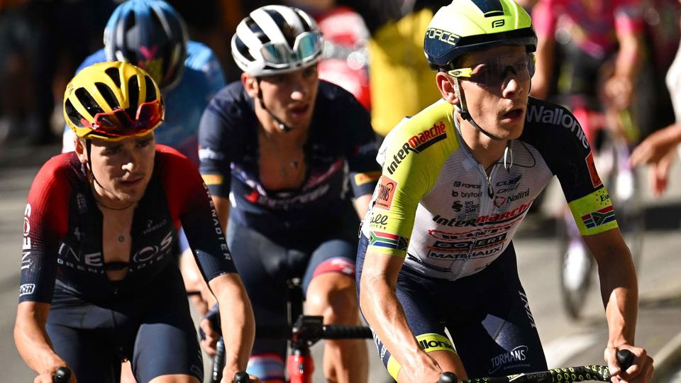Tom Pidcock (til venstre) vandt på Alpe d' Huez. Chris Froome (bagest med blå hjelm) sluttede som nummer tre. <i>Marco Bertorello/Ritzau Scanpix</i>