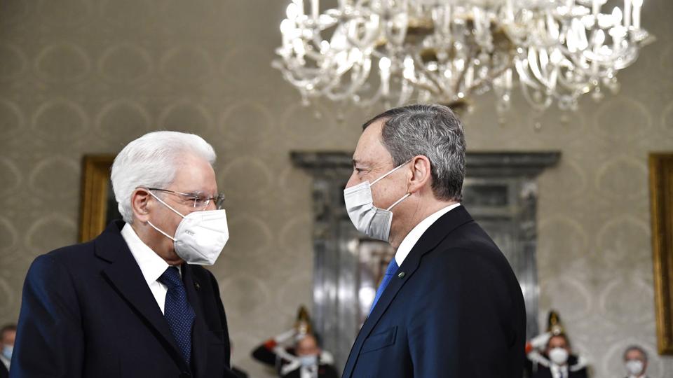Italiens præsident, Sergio Mattarella (tv.) der her ses med premierminister Mario Draghi i sidste uge, har torsdag afvist at acceptere en afskedsbegæring fra regeringschefen. <i>Alberto Pizzoli/Ritzau Scanpix</i>