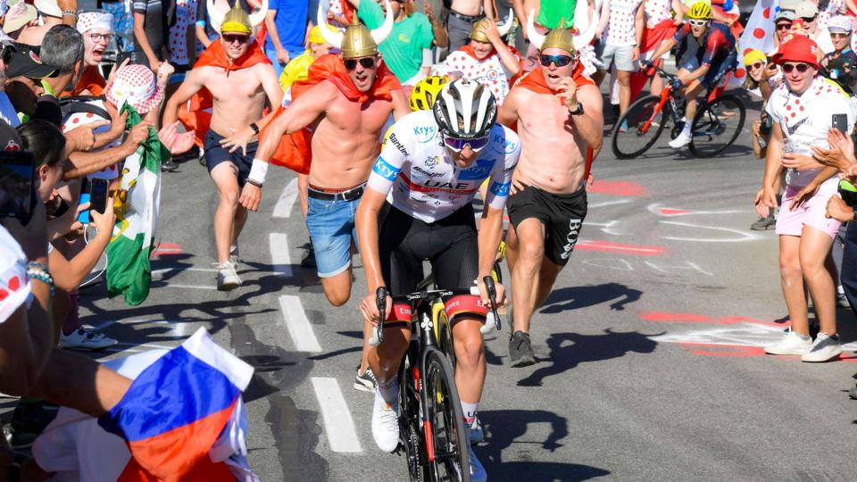 Tadej Pogacar kunne ikke ryste Jonas Vingegaard af sig på torsdagens etape. <i>Bernard Papon/Ritzau Scanpix</i>