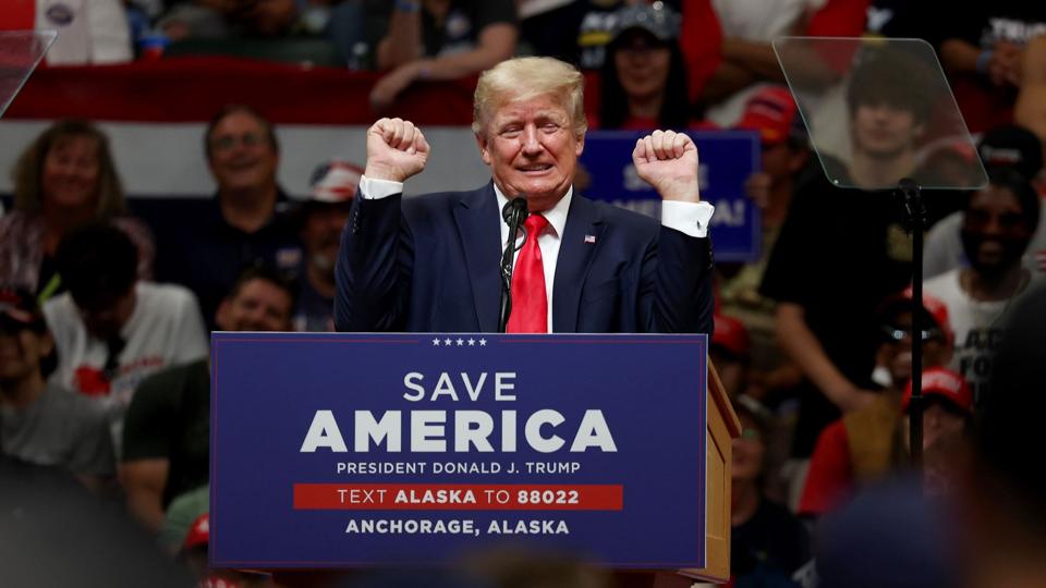 Donald Trump har angiveligt besluttet sig for at stille op til præsidentvalget i USA i 2024. Her ses han under et vælgermøde i Anchorage i Alaska den 9. juli, hvor han deltog til støtte for Sarah Palin og Kelly Tshibaka, der stiller op til Kongressen. <i>Justin Sullivan/Ritzau Scanpix</i>