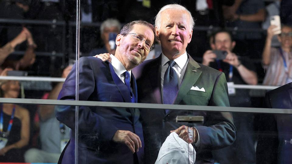 USA's præsident, Joe Biden (til højre), var torsdag i Jerusalem, hvor han var til åbningen af Maccabiah Games sammen med den israelske præsident, Isaac Herzog (til venstre). Fredag eftermiddag rejser Biden til Saudi-Arabien. <i>Ronen Zvulun/Ritzau Scanpix</i>