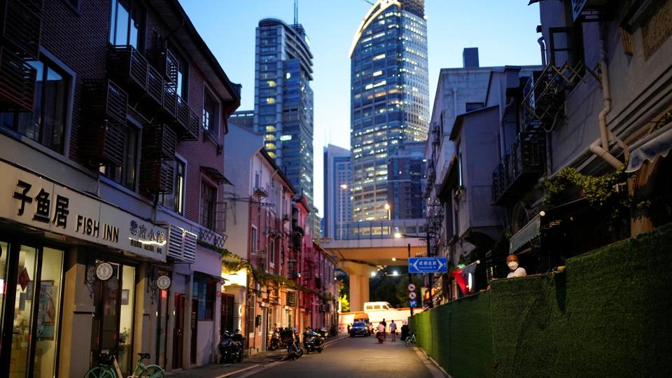 Kinas økonomi voksede i andet kvartal kun med 0,4 procent i forhold til året før. Landets hårde coronastrategi får en stor del af skylden. Dele af storbyen Shanghai er i juli igen ramt af en nedlukning i et forsøg på at stoppe et udbrud af covid-19-smitte. <i>Aly Song/Reuters</i>