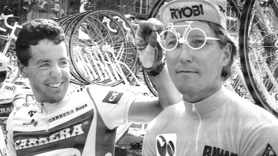 Jørgen V. Pedersen kørte i den gule førertrøje i fem dage i 1986. Her hygger han sig med holdkammeraten Stephen Roche, der vandt løbet året efter. <i>Afp/Ritzau Scanpix</i>