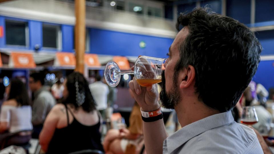 For voksne over 40 år uden underliggende sundhedsproblemer er et lille indtag af alkohol - for eksempel et glas vin om dagen - forbundet med nogle sundhedsmæssige fordele ifølge studiet. (Arkivfoto). <i>Ricardo Rubio/Ritzau Scanpix</i>