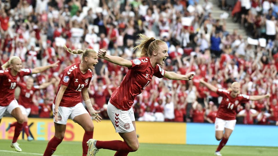 De danske fodboldkvinder kunne juble tirsdag, da de slog Finland i gruppespillet ved EM. <i>Rui Vieira/Ritzau Scanpix</i>