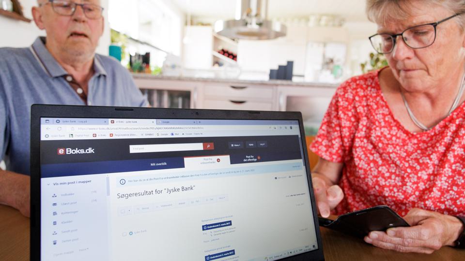 Hjemme hos Jørgen Mikkelsen og Mona Elisa Vangsgaard Nielsen i Øster Jølby granskes de private, elektroniske spor efter kontoen.
