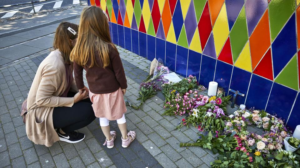 Der bliver lagt blomster foran Tivoli Friheden i Aarhus efter ulykken torsdag, der kostede en 14-årig pige livet. <i>Mikkel Berg Pedersen/Ritzau Scanpix</i>
