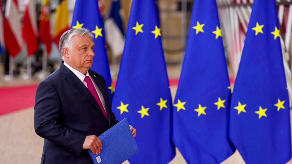 Ungarn argumenterer for, at LGBT-loven, som bliver til en sag for EU-Domstolen, beskytter børn. Premierminister Orbán har erklæret sig selv som en forsvarer af traditionelle familier med katolske værdier. <i>Johanna Geron/Reuters</i>