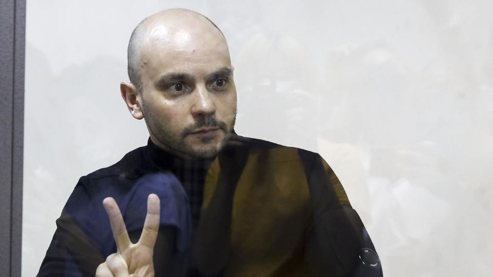 Andrej Pivovarov, der har ledet gruppen "Det åbne Rusland", bag en glasrude ved en domstol i den russiske by Krasnodar i juni 2021, hvor han blev hevet af et fly og anholdt. Nu er han idømt fire års fængsel. (Arkivfoto) <i>Uncredited/Ritzau Scanpix</i>