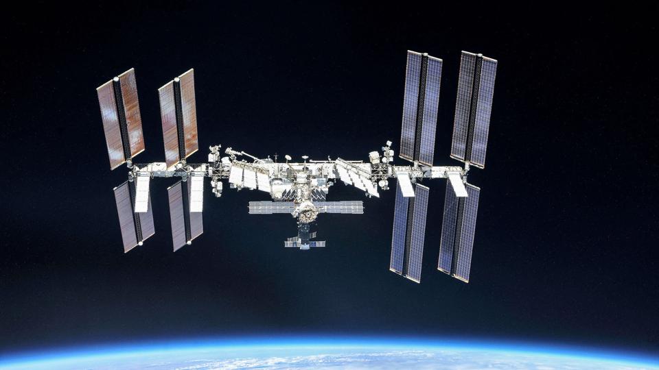Den Internationale Rumstation er i omløb om Jorden cirka 400 kilometer fra vores planet. (Arkivfoto) <i>Handout/Reuters</i>