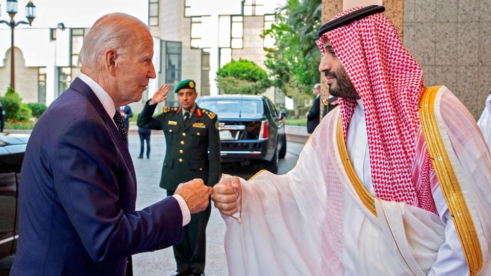 Præsident Joe Biden er fredag aften dansk tid landet i Saudi-Arabien, hvor han har hilst på kronprins Mohammed bin Salman med et såkaldt "fist bump". <i>Bandar Al-Jaloud/Ritzau Scanpix</i>