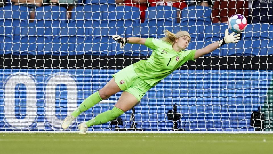 Norges keeper Guro Pettersen spræller forgæves efter Nicole Billas skud, der afgjorde kampen til Østrigs fordel. <i>Peter Cziborra/Reuters</i>